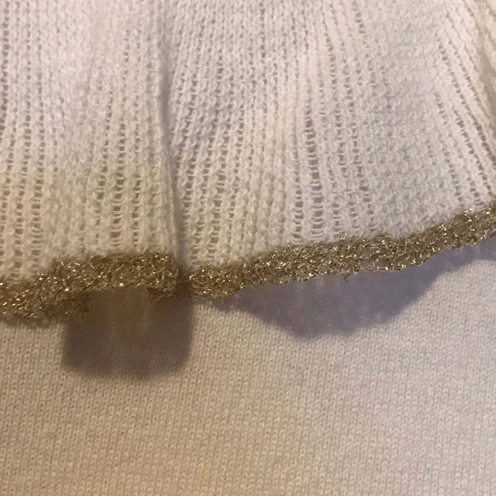 Chaps Ralph Lauren M ivory gold trim v neck ruffle thin knit sweater 3/4 sleeve